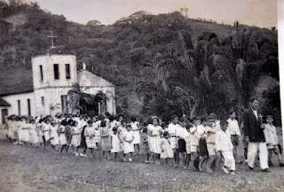 Procissão em homenagem a Santa Luíza, padroeira da colônia. Década de 1940-1950. Procissão em homenagem a Santa Luíza, padroeira da colônia. Década de 1940-1950.