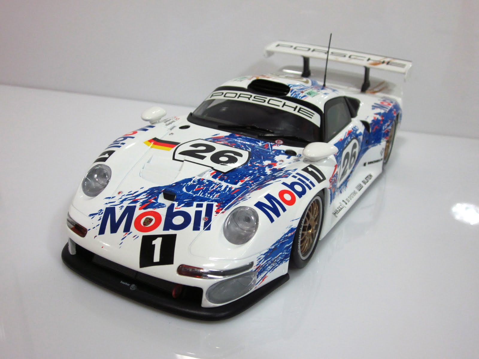 Porsche 911 GT1 - 24 Horas de Le Mans [K. Wendlinger / Y. Dalmas / S. Goodyear] - 1996 UT Models