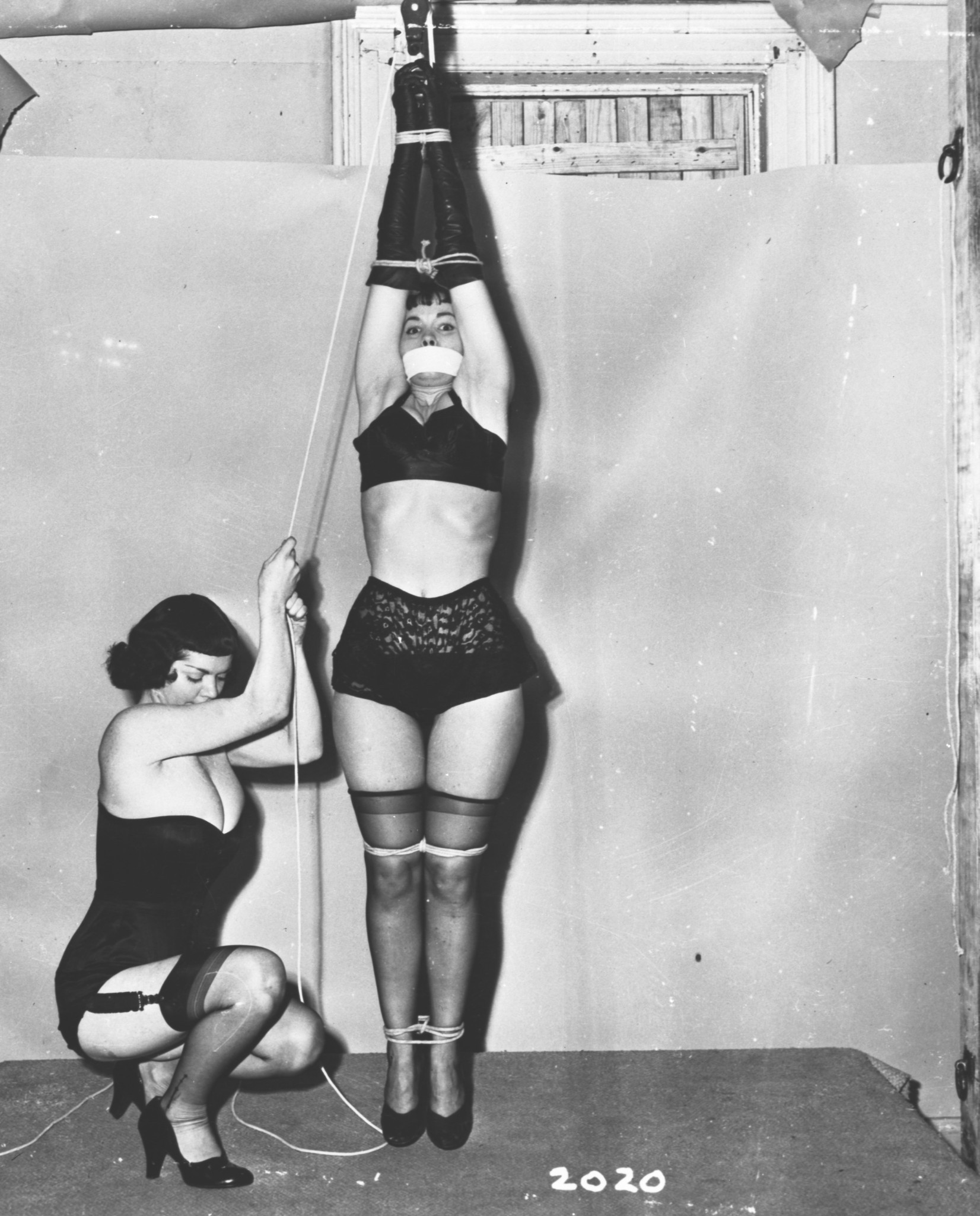 Le foto di Betty Page durante la pratica del Bondage.