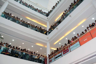 Ranbir, Priyanka and Ileana stir up a crowd at Shoppin mall