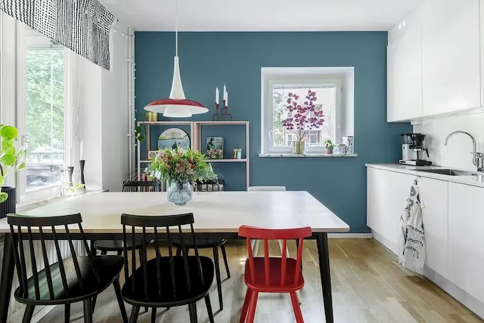 Cocina con pared pintada azul verdoso