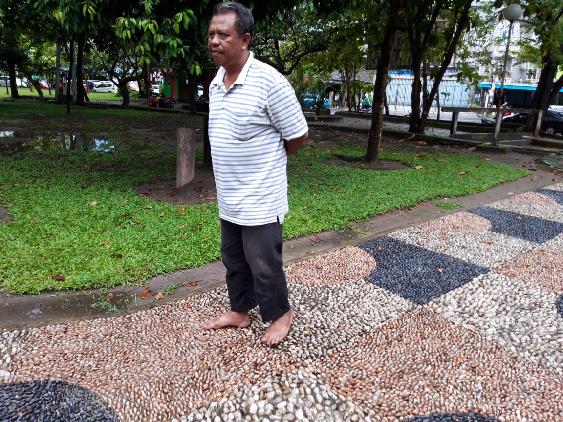 Merasa Bermanfaat, Abdullah Saban Sore Terapi Injak Batu di Taman