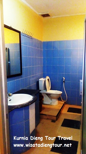 gambar kamar mandi di hotel dqiano dieng