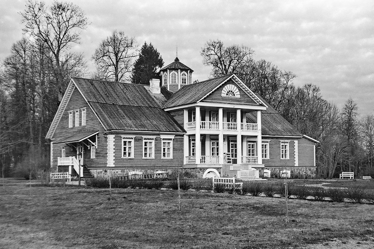 имение пушкина в ссылке. дом музей пушкина в михайловском. село михайловское в музей пушкина. усадьба михайловское пушкинские горы. дом музей пушкина в михайловском.