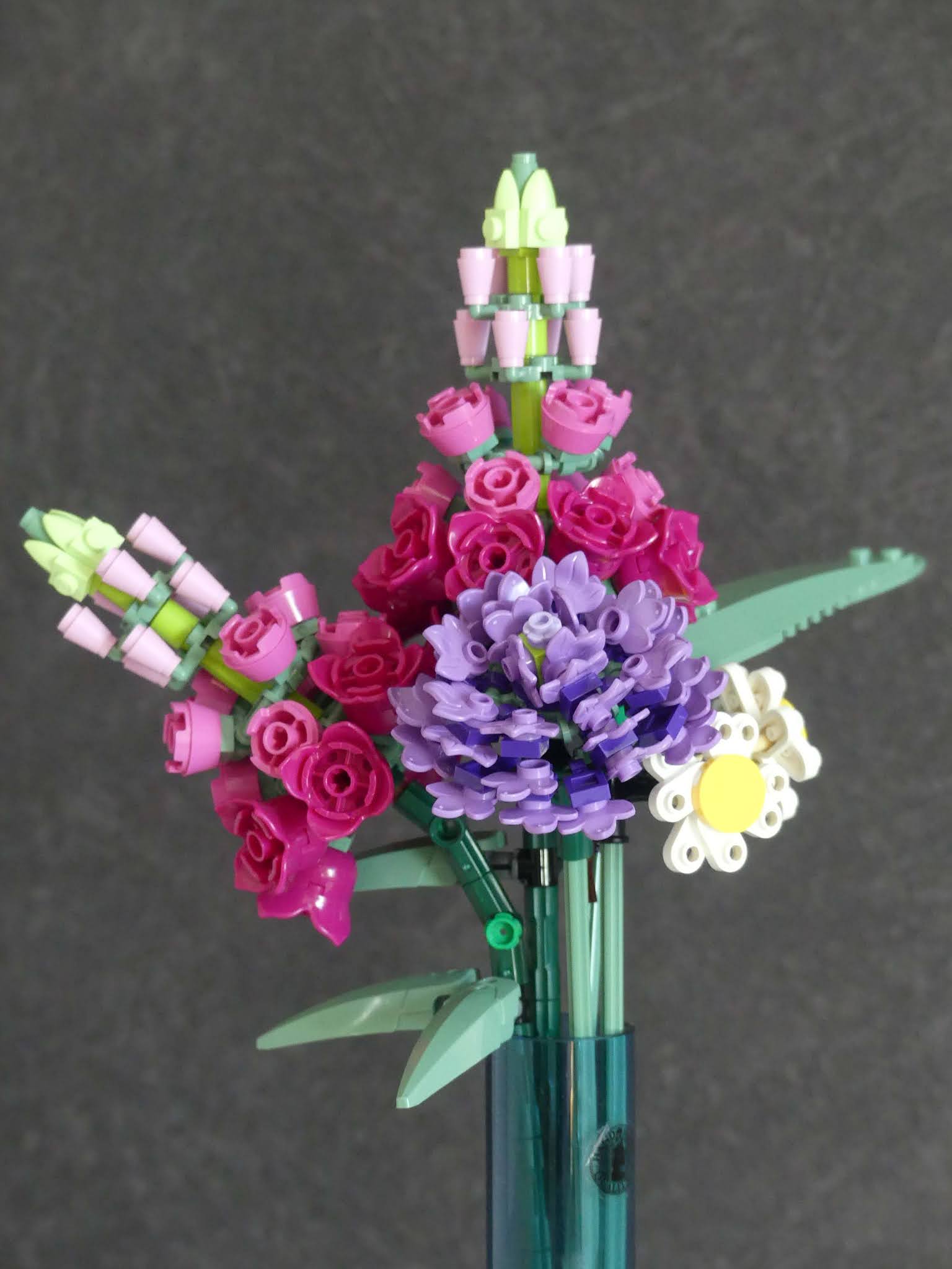 Saran mökissä ja puutarhassa Kukkakimppu legopalikoista