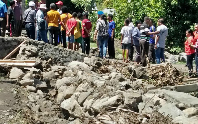 Kondisi pagar tembok Puskesmas Waigete yang roboh diterjang banjir - FB Humas Protokol Sikka