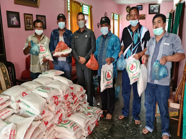 Jhon Rakutta Sitepu Berbagi Paket Sembako ke Warga Desa Beganding