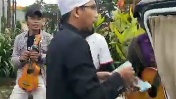 Video Ustadz Maaher Bagi-bagi Uang di Pinggir Jalan, Minta Didoakan Husnul Khotimah