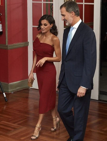 Queen Letizia wore a red midi dress by Roberto Torretta and leather gold sandals by Jimmy Choo. Carolina Herrera gold clutch