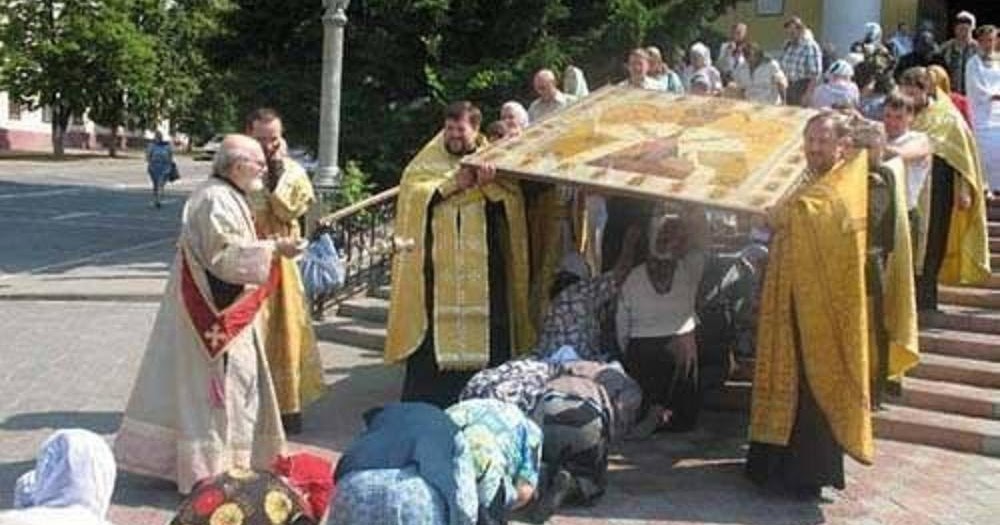 Мощи николая чудотворца в москве 2017 год. Поклонение иконам в православии. Поп церковь. Мощи православных святых. Поклонение в храме.
