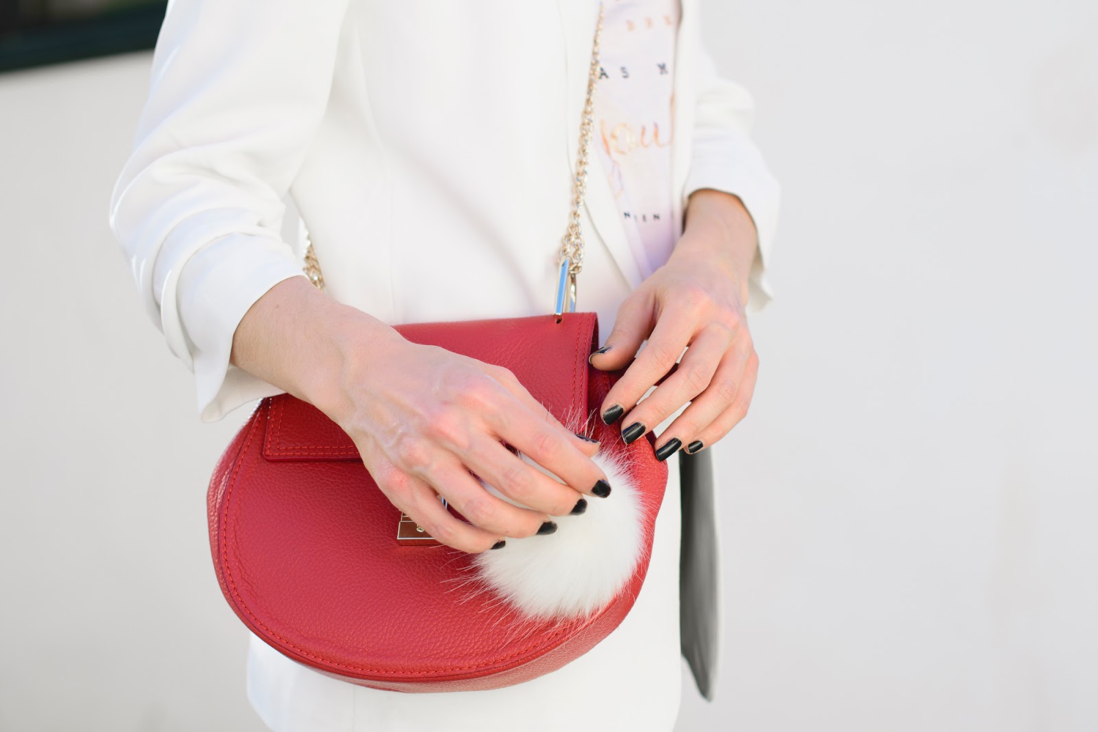 Look con blazer blanca y jeans negros de Zara