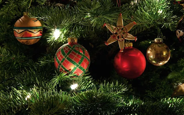 Gekleurde kerstballen in de kerstboom