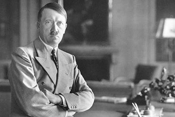 Der Postillon: Mann wird von Kollegen gemobbt, nur weil er zufällig aussieht wie Hitler