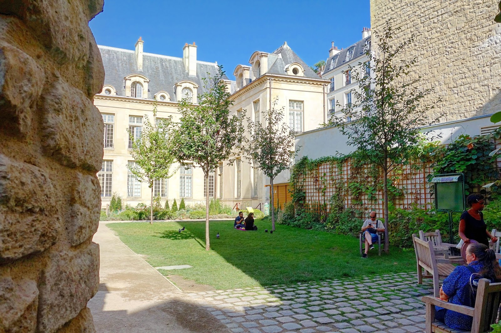 Paris : Jardin des Rosiers Joseph Migneret, discrète oasis en plein coeur  du Marais - IVème - Paris la douce, magazine parisien lifestyle, culture,  sorties, street art