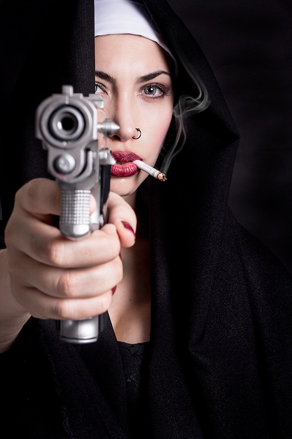 Huelga aniversario Para editar monja macho: monja con pistola