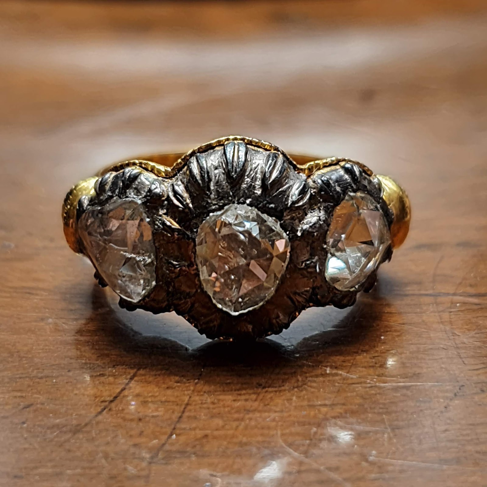Cincin Jejer 3 Intan Putih Bersih loop 1.25ct each rangka Emas 50%