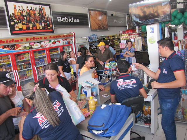 Veja como foi a promoção "Estoura Balão"  no Aniversário do Supermercado Aliança