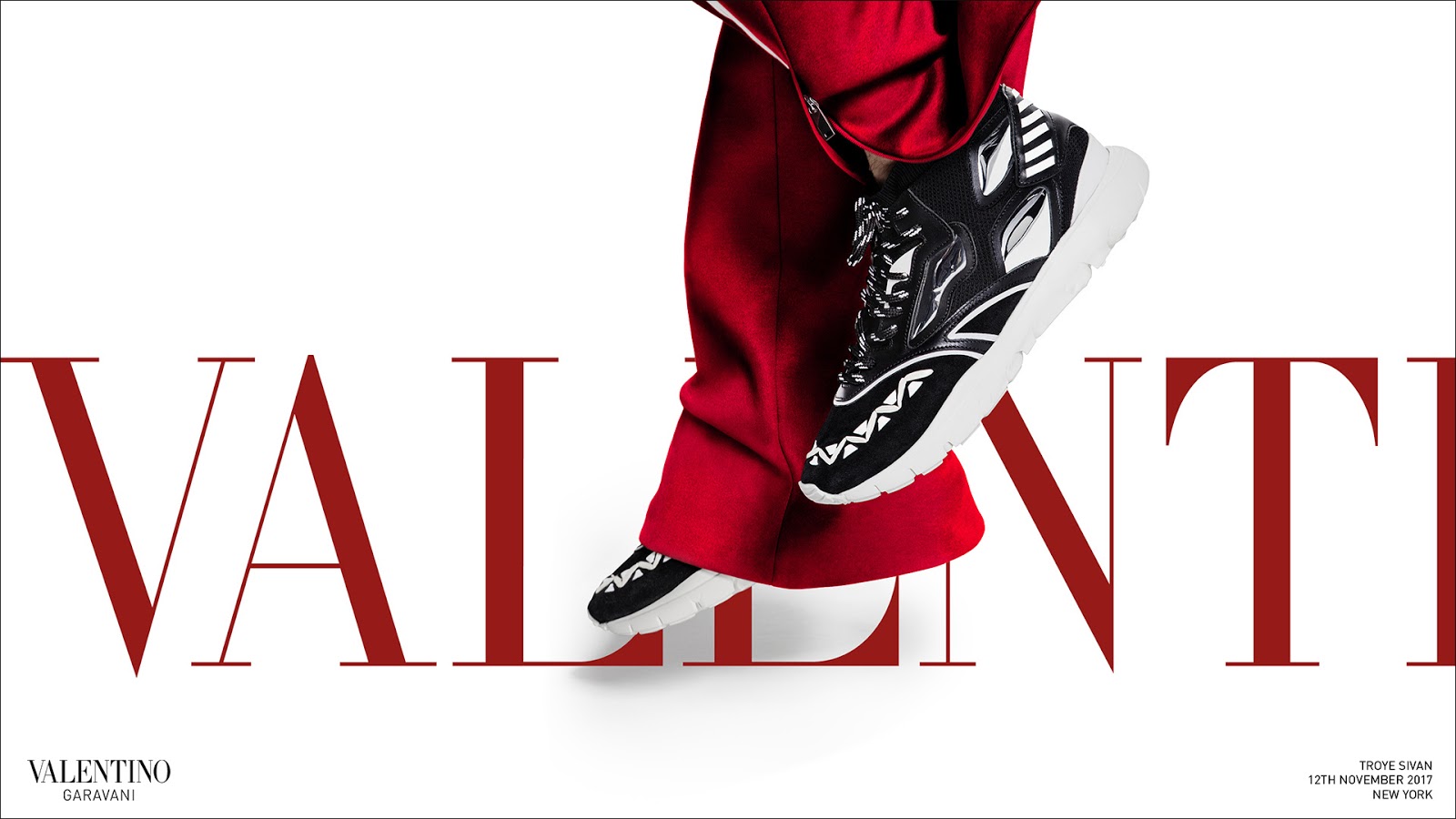 Футболка женская валентино оригинал. Valentino рекламные компании. Valentino текст. Valentino garavani футболка. Valentino текст.