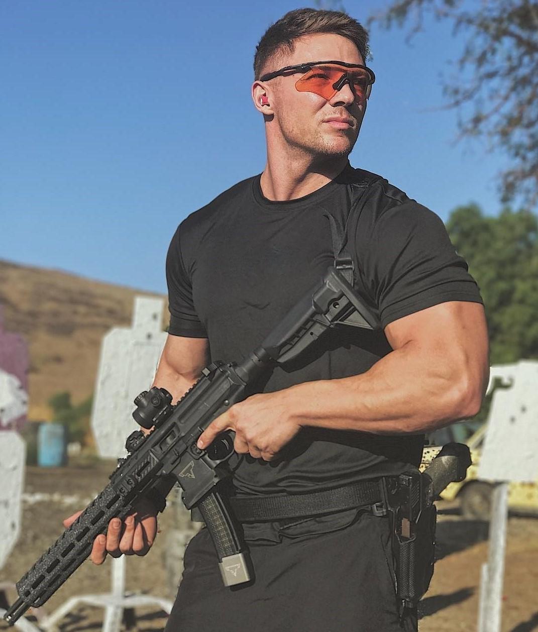 armed-sexy-dude-big-black-gun-biceps-hunk