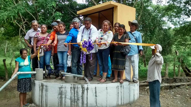 Entrega Jesús Castro sistema de agua potable en La Hierba Santa