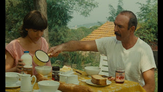 Jean Dorel regarde des films Un moment d'égarement (Claude Berri, 1977)