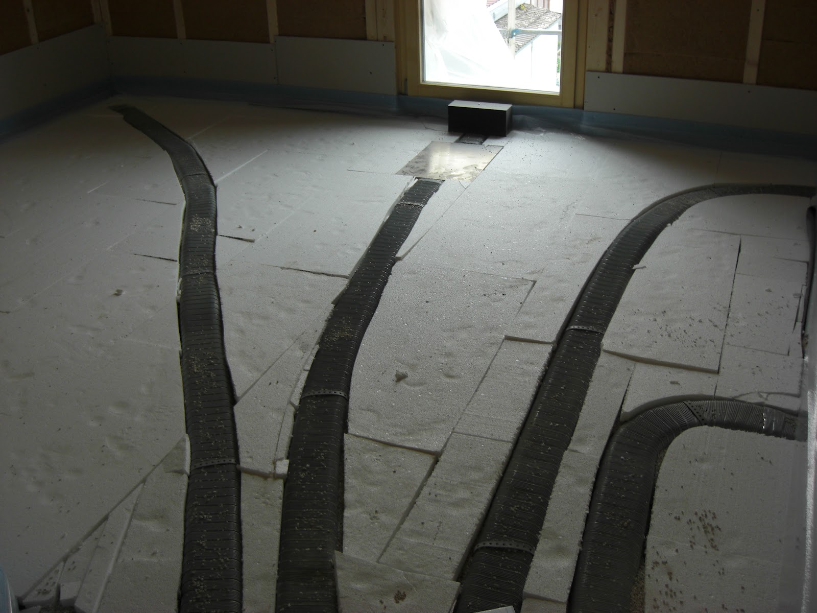 Hausnummer 49: Abschluss Fußbodendämmung und Zementestrich Technikraum