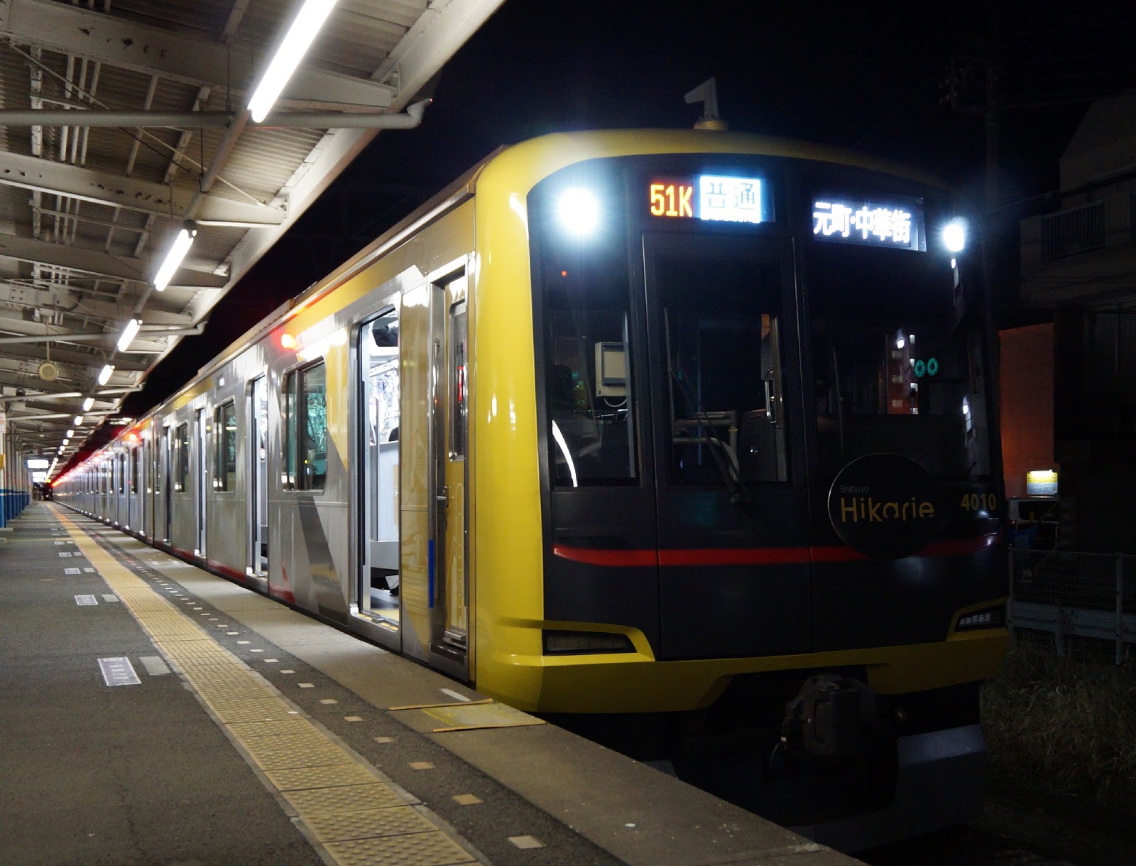 駅に停車中の東急5050系Shibuya Hikarie号を使ったみなと横浜初日の出号