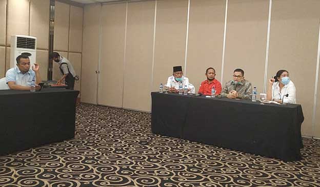 Iriadi Dt Tumangguang berikan keterangan pers di salah satu hotel di Kota Padang