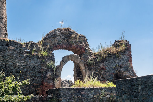 Solymos várának romos kapuja egy meleg nyári napon
