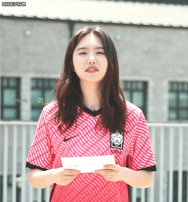 [연예] [움짤]         축구 유니폼 입은 김소혜 -  와이드섬