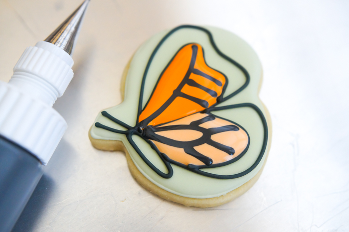 how to decorate a monarch butterfly cookie