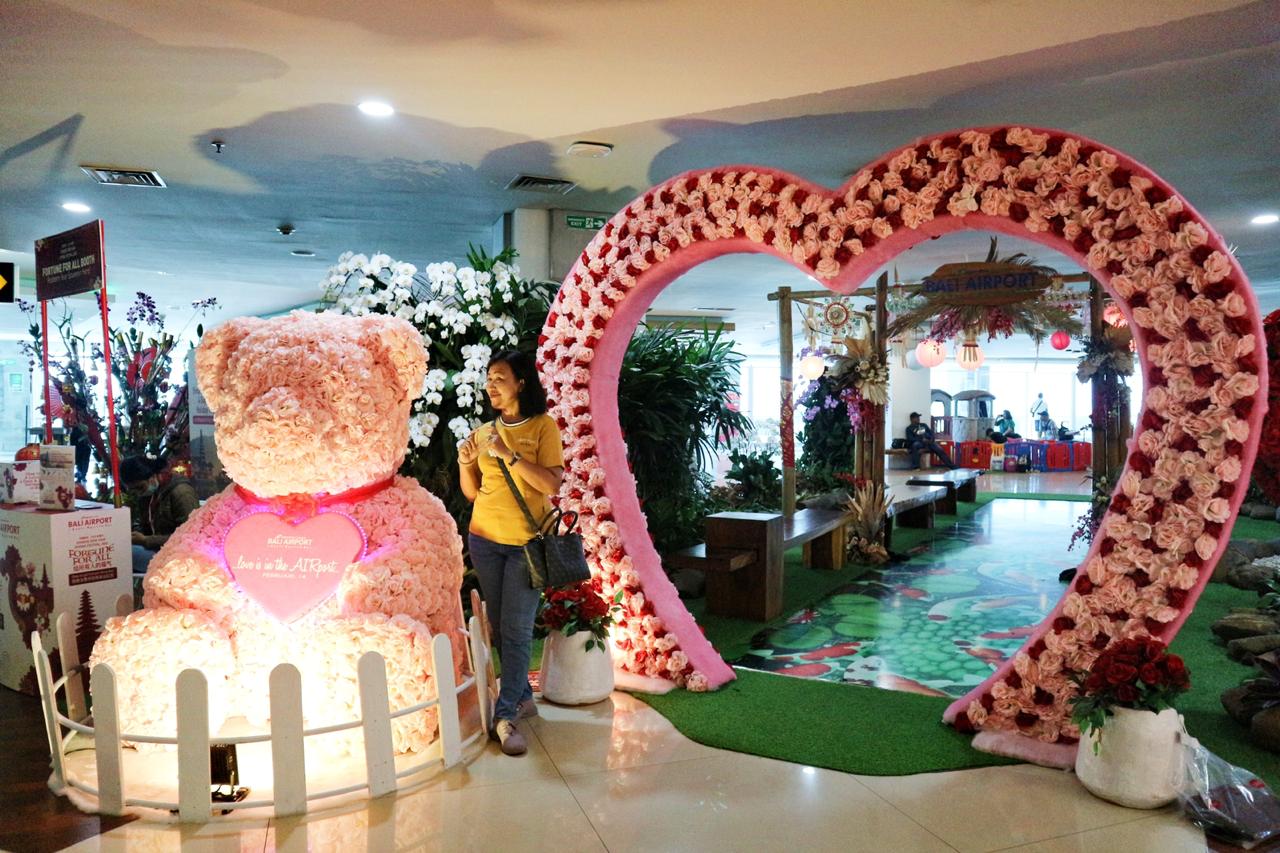 Semarak Hari Kasih Sayang Hibur Penumpang Bandara Ngurah Rai