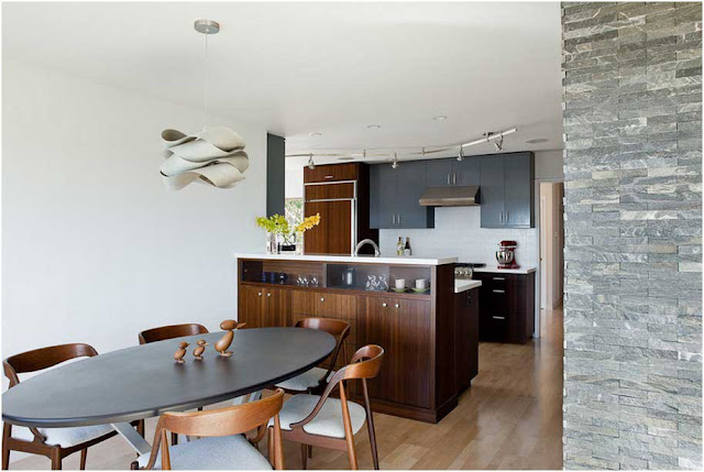 Inspiration-küchendesign-mit-essbereich-Holzküchenschränke-esstisch-oval-mit-stühlen-minimalistische-Küche-Ideen