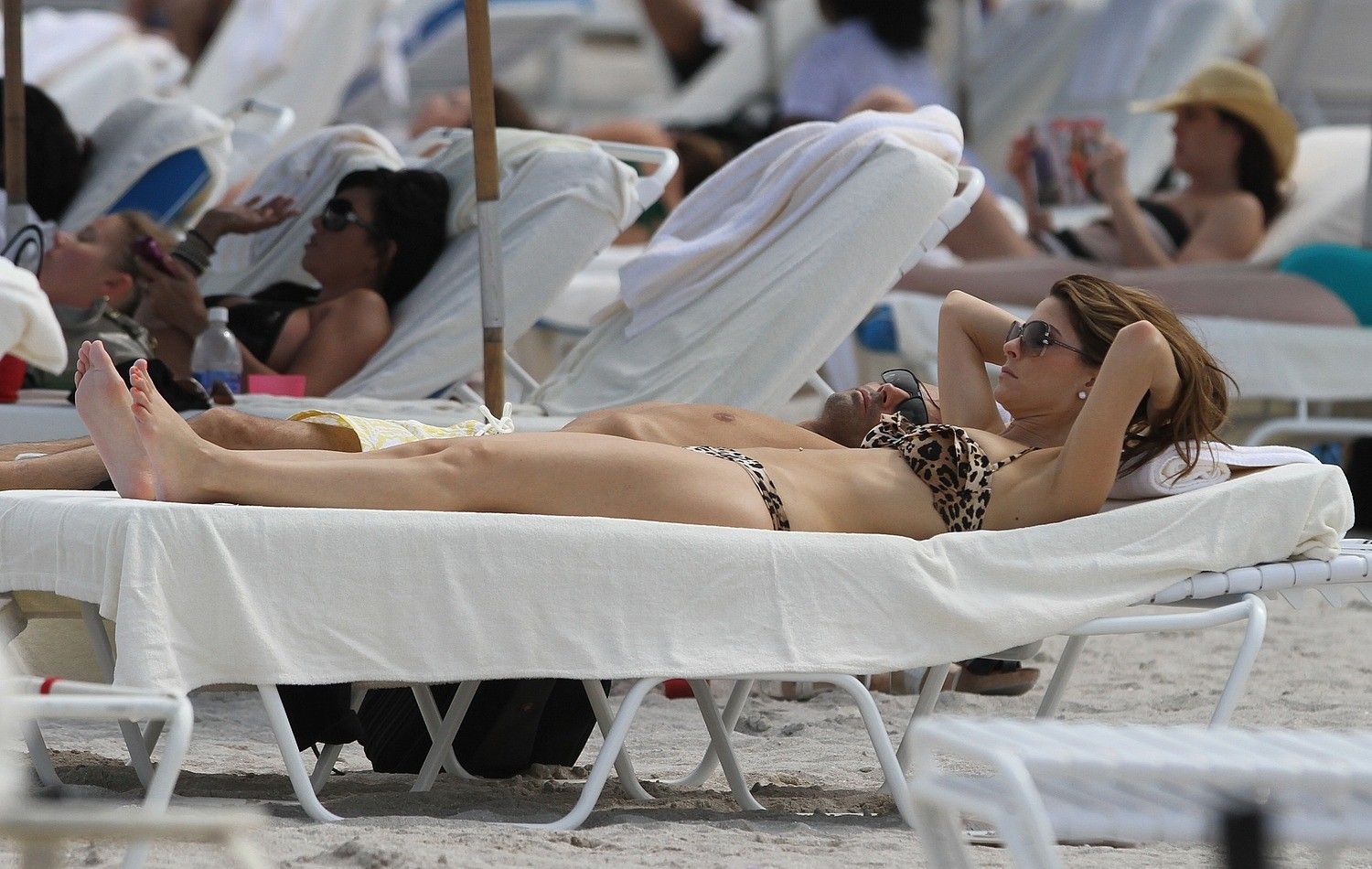 http://1.bp.blogspot.com/-H-xeOjJSGII/TrZHuSkO-kI/AAAAAAAAJSg/pv2ftH7XzQM/s1600/Maria+Menounos+relaxing+in+a+bikini70.jpg