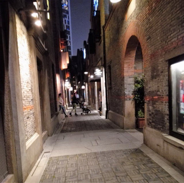 路地には料理店などがある 狭い路地には料理店などがある