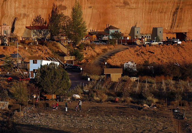 Скала. Общий вид на городок общины мормонов, штат Юта, 2 ноября 2012