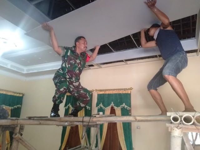 Permudah Akses Komunikasi, Babinsa Blimbing Gotong-Royong Bersama Warga Permudah Akses Komunikasi, Babinsa Blimbing Gotong-Royong Bersama Warga