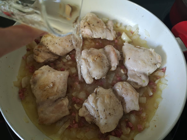 Añadimos el vino blanco