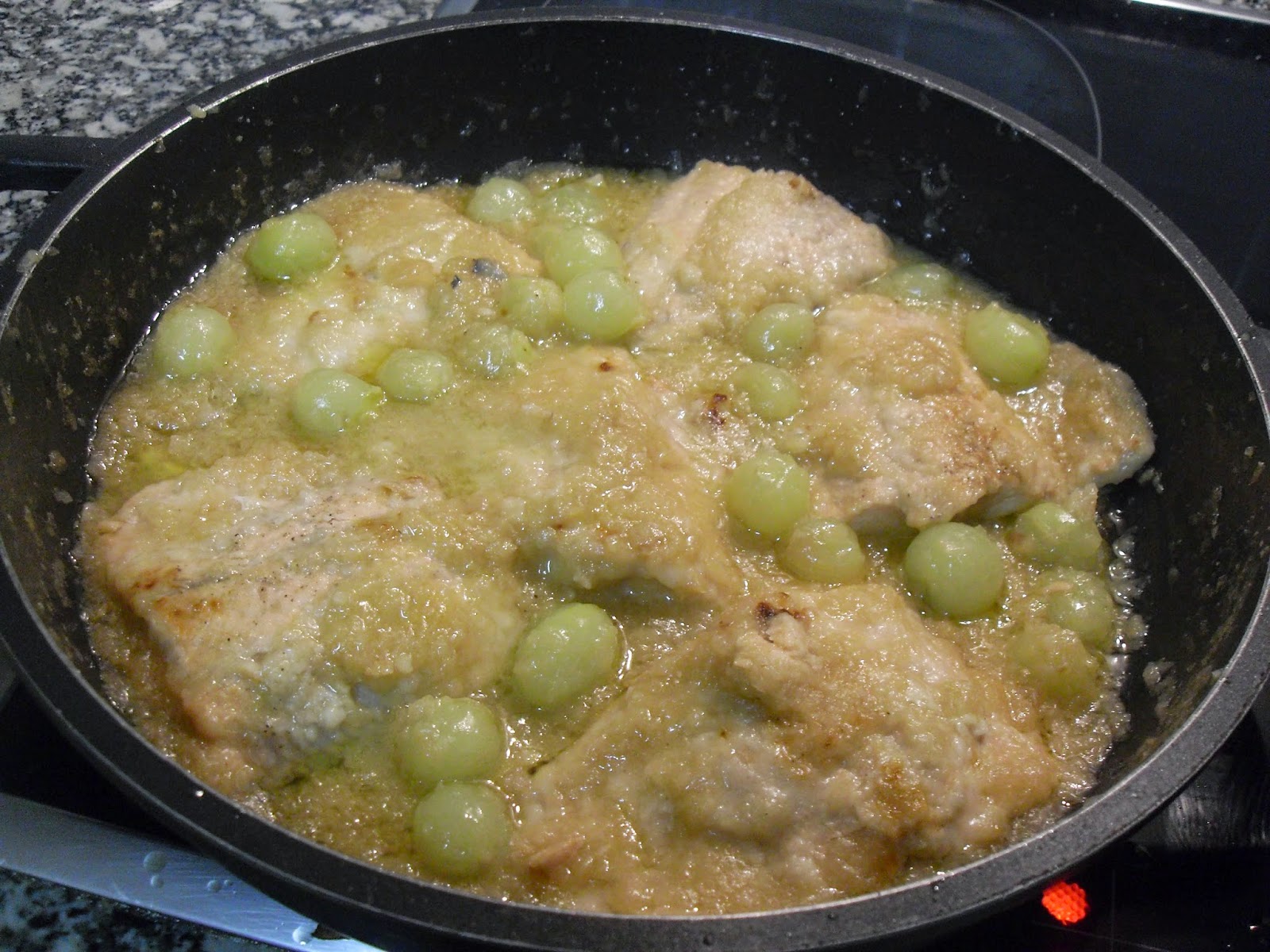 Cocinando el salmón al cava con uvas.