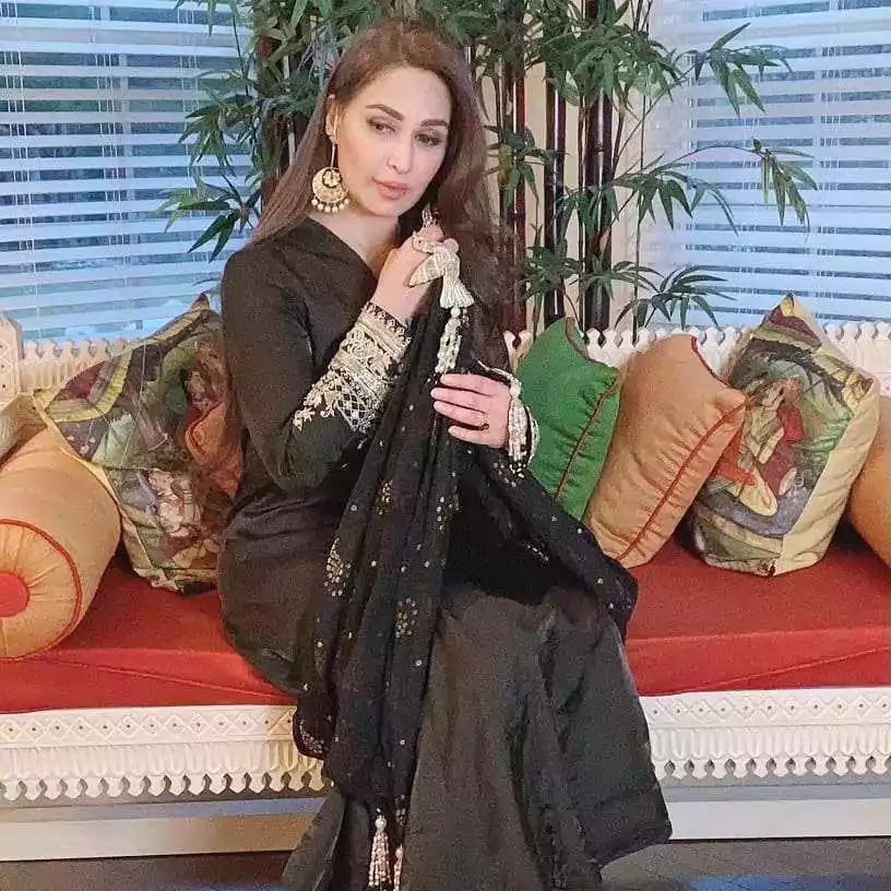 Beautiful Clicks of Reema Khan With Her Husband Tariq Shahab At Friends Wedding
