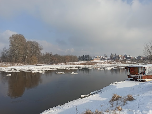 Pole namiotowe Przystań Kowale Oborniki Wielkopolska Panorama Obornik od strony Przystani Kowale a po lewej stronie ujście Wełny.