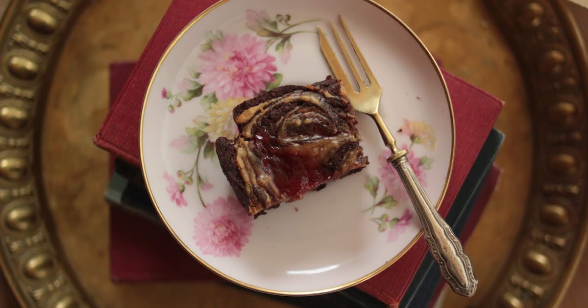 Erdnussbutter-Brownies mit Erdbeermarmelade | Küchenliebelei