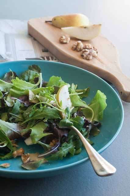 Insalata con noci, pere e grana a scaglie