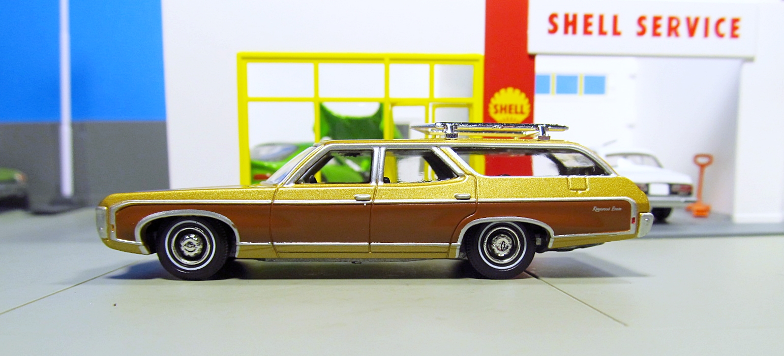 Auto World 1969 Chevy Kingswood Estate Verde 1:64 - IT - Foto 5