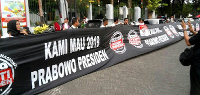 Wow, Banner Sepanjang 100 Meter Dukung Prabowo Presiden Membentang di Depan Tugu Proklamasi