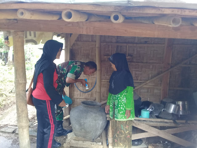 Babinsa Brangkal Musnahkan DBD, Pemberantasan Sarang Nyamuk Wajib Hukumnya