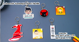 Souvenir Gantungan Kunci Akrilik merupakan salah satu inspirasi souvenir pernikahan yang menarik dan berkesan