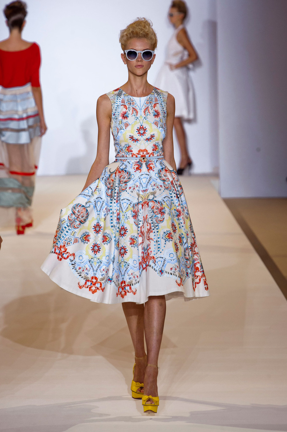 коллекция версаче 2020. нина риччи подиум 2021. платья тренд 2021 2021. коллекция michael kors весна-лето 2021. модные платья.