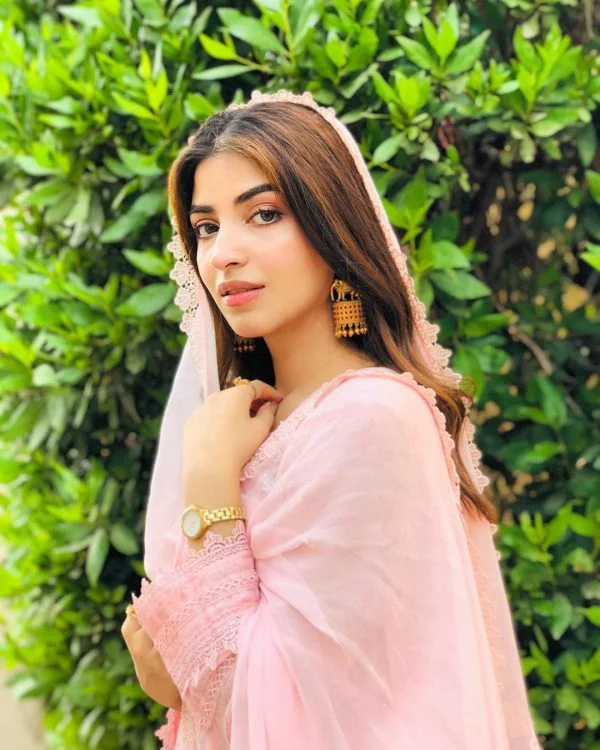 Pakistani Celebrities Gets Gorgeous Looks on Friday in Ramadan