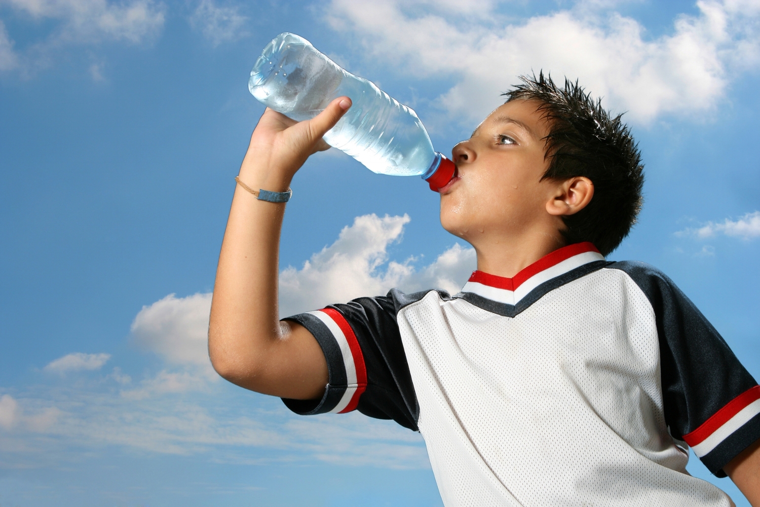 Water Outperforms Sports Drinks for Young Athletes